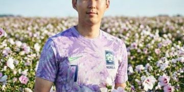 지난달 인터넷에 떠돈 손흥민이 보라색 유니폼을 입고 무궁화를 들고 찍은 합성사진. 사진 인터넷 커뮤니티