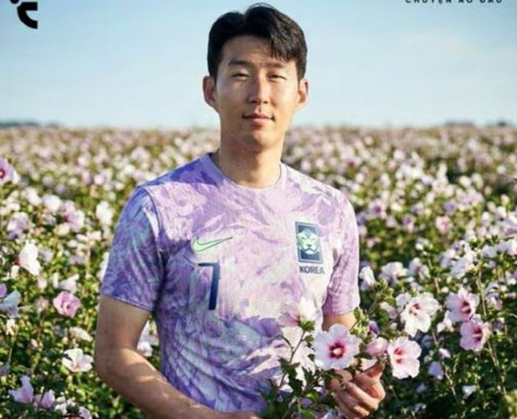 지난달 인터넷에 떠돈 손흥민이 보라색 유니폼을 입고 무궁화를 들고 찍은 합성사진. 사진 인터넷 커뮤니티