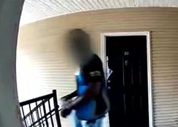 아마존 배달기사처럼 위장해 택배를 훔쳐가는 사람의 모습이 보안카메라에 담겼다. [WSB-TV 보도영상 캡처]