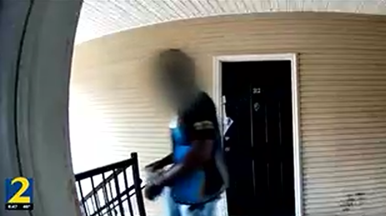 아마존 배달기사처럼 위장해 택배를 훔쳐가는 사람의 모습이 보안카메라에 담겼다. [WSB-TV 보도영상 캡처]