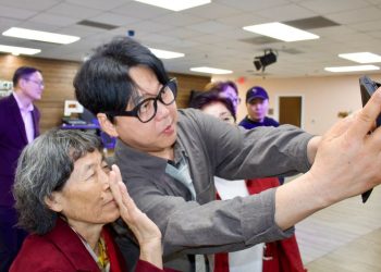 3일 가수 변진섭이 청솔 시니어센터 회원들과 사진을 찍고 있다.