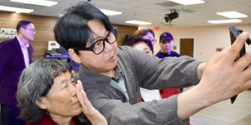 3일 가수 변진섭이 청솔 시니어센터 회원들과 사진을 찍고 있다.