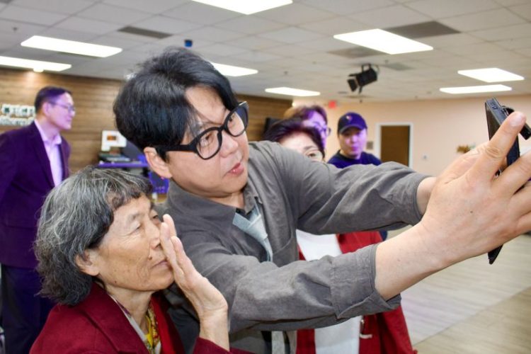 3일 가수 변진섭이 청솔 시니어센터 회원들과 사진을 찍고 있다.