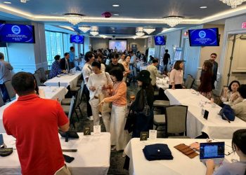 23일 한인부동산협회 개최 스폰서 엑스포에서 회원들이 스폰서들과 교류의 시간을 갖고 있다. 윤지아 기자.