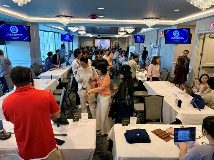 23일 한인부동산협회 개최 스폰서 엑스포에서 회원들이 스폰서들과 교류의 시간을 갖고 있다. 윤지아 기자.