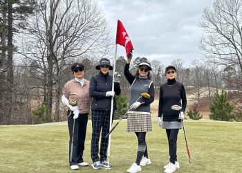 김민진씨가 홀인원한 공을 들고 지인들과 기념사진을 찍었다.