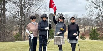 김민진씨가 홀인원한 공을 들고 지인들과 기념사진을 찍었다.