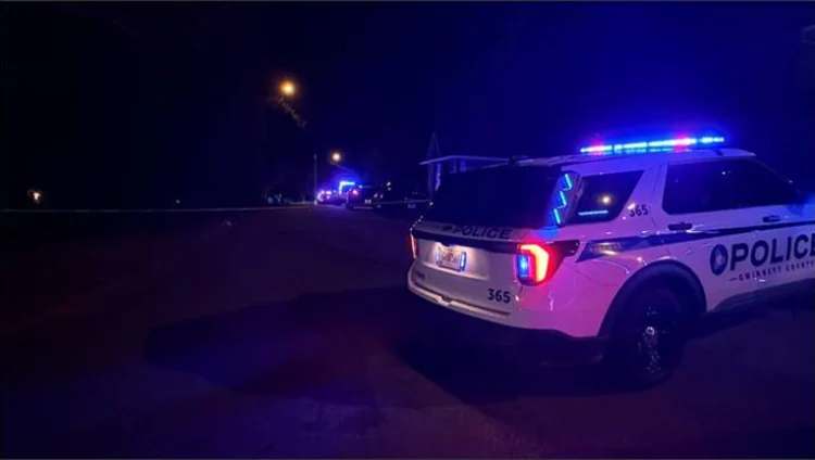 귀넷 경찰이 스넬빌 사건 현장에 출동, 조사를 벌이고 있다. [귀넷 경찰 제공]