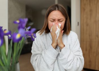 평소와 다른 가래가 느껴진다면 삼키기보다 뱉어서 상태를 점검하는 것이 좋다 [셔터스톡]