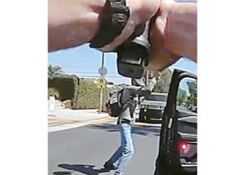 경찰관이 마르티네스에게 총구를 겨누고 있다. [보디캠 영상 캡처]