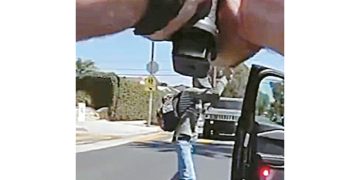 경찰관이 마르티네스에게 총구를 겨누고 있다. [보디캠 영상 캡처]