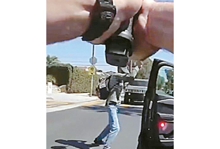 경찰관이 마르티네스에게 총구를 겨누고 있다. [보디캠 영상 캡처]