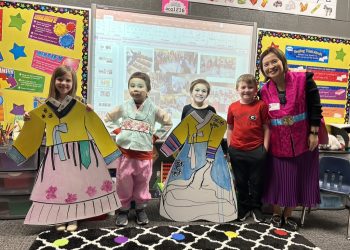 이경선씨(맨 오른쪽)가 2024년 오코니 지역 도서관 행사에 참여해 한국문화를 알렸다.