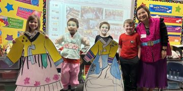 이경선씨(맨 오른쪽)가 2024년 오코니 지역 도서관 행사에 참여해 한국문화를 알렸다.