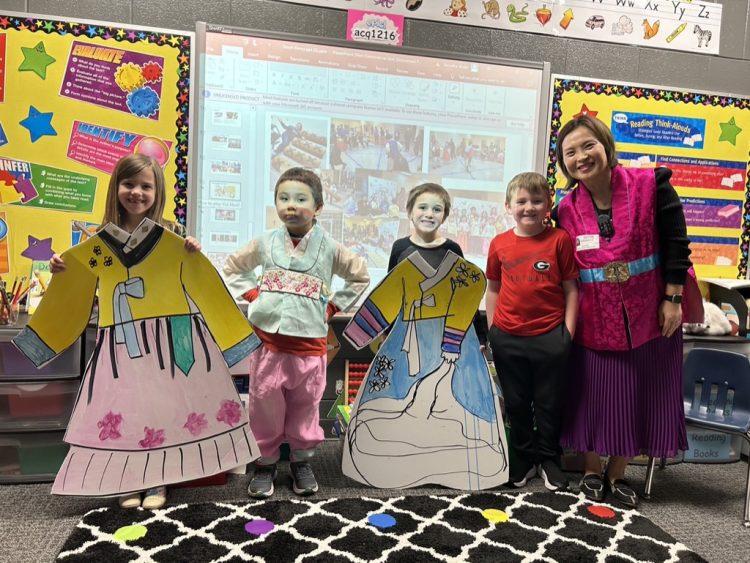 이경선씨(맨 오른쪽)가 2024년 오코니 지역 도서관 행사에 참여해 한국문화를 알렸다.