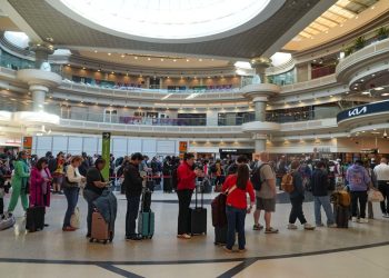 애틀랜타 하츠필드 잭슨 공항에서 탑승객들이 보안검색을 위해 긴 줄을 서서 기다리고 있다. [로이터]