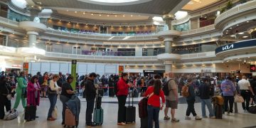 애틀랜타 하츠필드 잭슨 공항에서 탑승객들이 보안검색을 위해 긴 줄을 서서 기다리고 있다. [로이터]