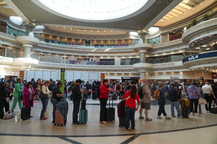애틀랜타 하츠필드 잭슨 공항에서 탑승객들이 보안검색을 위해 긴 줄을 서서 기다리고 있다. [로이터]