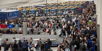 23일 애틀랜타 하츠필드-잭슨 공항에서 여행객들이 TSA 보안검색을 위해 끝없이 줄지어 서있다. [로이터]