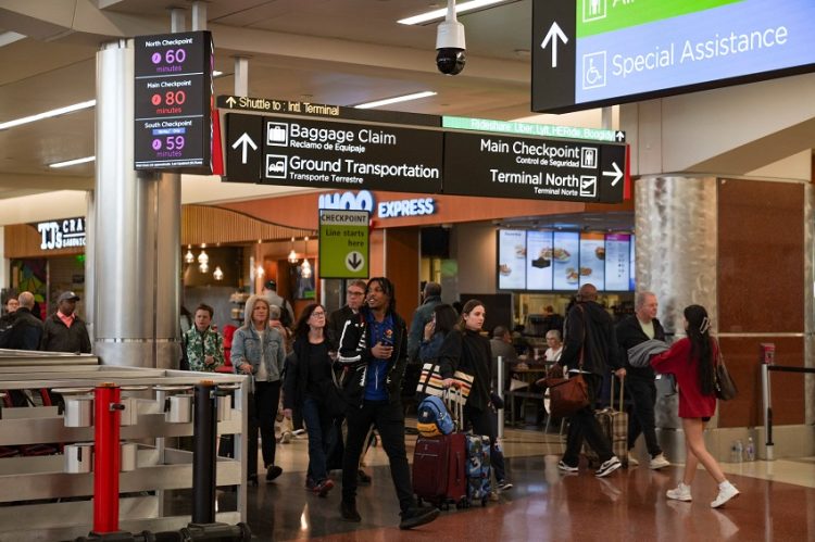 애틀랜타 하츠필드-잭슨 국제공항에서 여행객들이 보안검색을 위해  줄서서 기다리고 있다. [로이터]