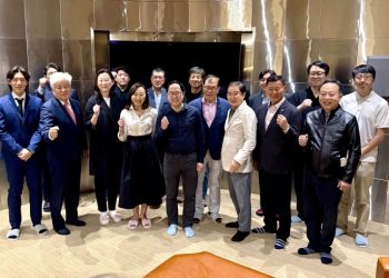 14일 오후 박형권 뷰티마스터 회장 자택에 모인 한인들이 앤디 김 의원과 화이팅을 외쳤다. 윤지아 기자.