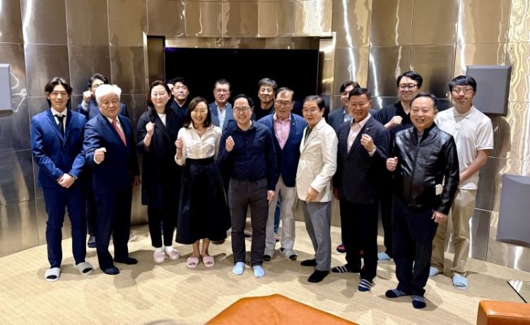 14일 오후 박형권 뷰티마스터 회장 자택에 모인 한인들이 앤디 김 의원과 화이팅을 외쳤다. 윤지아 기자.