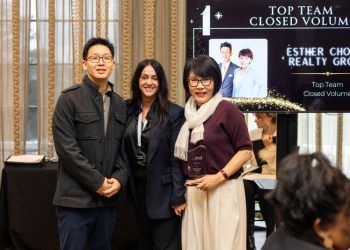 지난해 높은 실적을 달성해 상을 받은 에스더 정 대표(오른쪽).