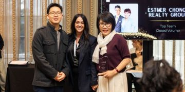 지난해 높은 실적을 달성해 상을 받은 에스더 정 대표(오른쪽).