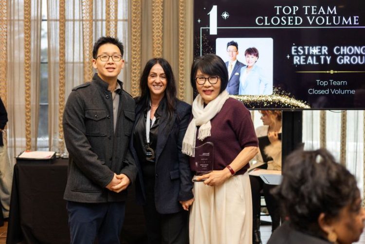 지난해 높은 실적을 달성해 상을 받은 에스더 정 대표(오른쪽).