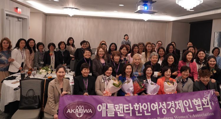 19일 회장 이취임식에 참석한 애틀랜타 여성경제인협회 회원들이 한자리에 모였다.