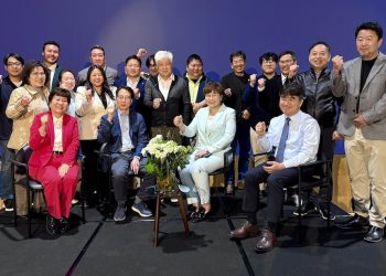 13일 참석한 옥타 회원들이 화이팅을 외쳤다. 윤지아 기자.