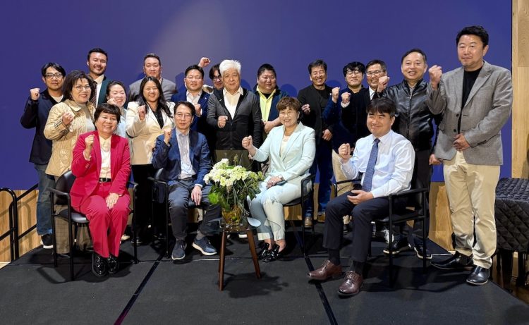 13일 참석한 옥타 회원들이 화이팅을 외쳤다. 윤지아 기자.