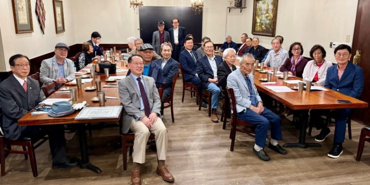 11일 둘루스 청담 식당에서 모임을 가진 한인 원로회 참석자들. 윤지아 기자.