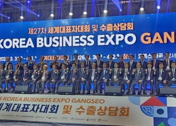 월드옥타가 30일 서울 강서구 코엑스마곡에서 개최한 ‘제27차 세계대표자대회 및 수출상담회’ 개회식에서 참석자들이 기념 촬영을 하고 있다.