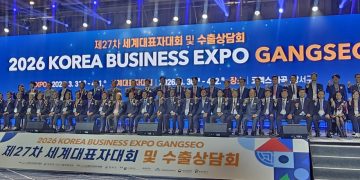 월드옥타가 30일 서울 강서구 코엑스마곡에서 개최한 ‘제27차 세계대표자대회 및 수출상담회’ 개회식에서 참석자들이 기념 촬영을 하고 있다.