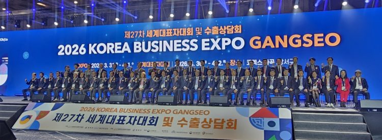 월드옥타가 30일 서울 강서구 코엑스마곡에서 개최한 ‘제27차 세계대표자대회 및 수출상담회’ 개회식에서 참석자들이 기념 촬영을 하고 있다.