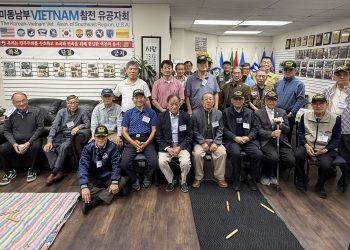 회원들이 윷놀이 중 쉬면서 기념사진을 찍었다.