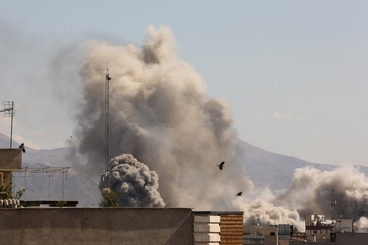 1일 미국과 이스라엘의 공습으로 이란 수도 테헤란 곳곳이 파괴되고 있다. [로이터]