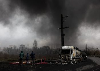 테헤란 북서부 샤흐런 연료 저장고 공습으로 뿜어져 나오는 검은 연기 [로이터]