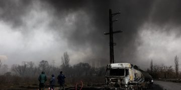 테헤란 북서부 샤흐런 연료 저장고 공습으로 뿜어져 나오는 검은 연기 [로이터]