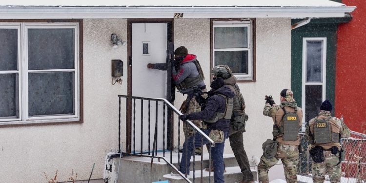 가정집을 급습하는 이민당국 요원. [로이터 자료사진]