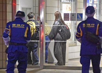 일본 경찰이 26일 도쿄 이케부쿠로 선샤인시티 내 포켓몬센터에서 발생한 살인사전 조사를 위해 현장으로 이동하고 있다. [로이터]