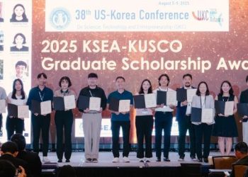 2025년 8월 애틀랜타에서 열린 UKC 대회 중 대학원생들이 무대에서 장학금을 받고 기념사진을 찍었다.