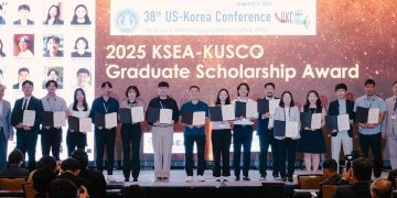 2025년 8월 애틀랜타에서 열린 UKC 대회 중 대학원생들이 무대에서 장학금을 받고 기념사진을 찍었다.