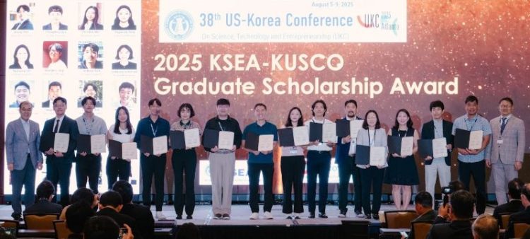 2025년 8월 애틀랜타에서 열린 UKC 대회 중 대학원생들이 무대에서 장학금을 받고 기념사진을 찍었다.
