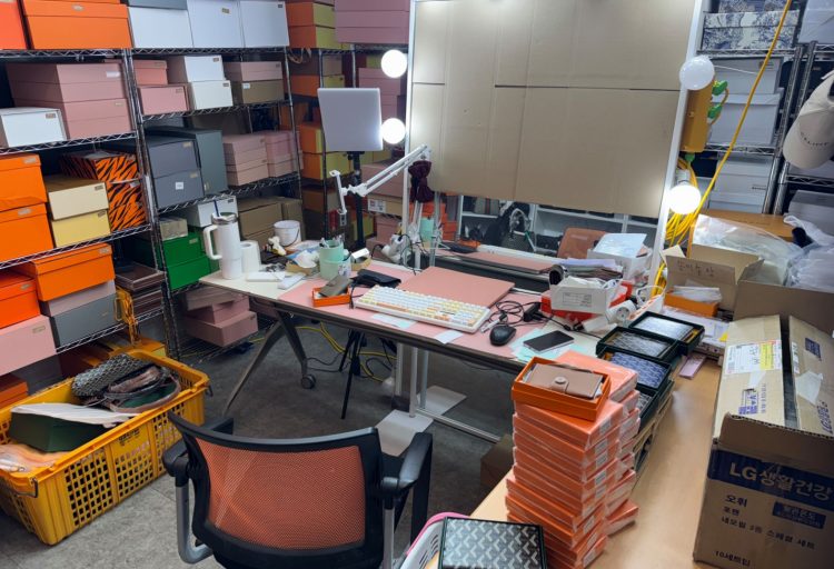 급습한 라이브방송 현장. 사진 충남경찰청