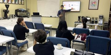 지난 7일 개강식에서 최성일 교수가 리스타트 바리스타 프로그램에 대해 설명하고 있다.