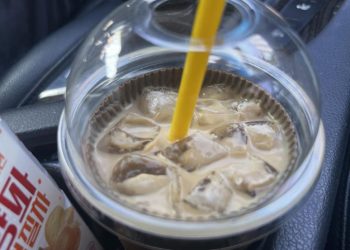 컵홀더가 안에 들어가 있는 모습. 온라인 커뮤니티 캡쳐