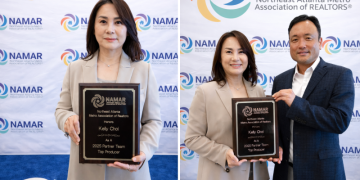 상패를 받고 기념사진을 찍은 켈리 최, 장재호 공동대표.