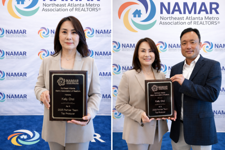 상패를 받고 기념사진을 찍은 켈리 최, 장재호 공동대표.